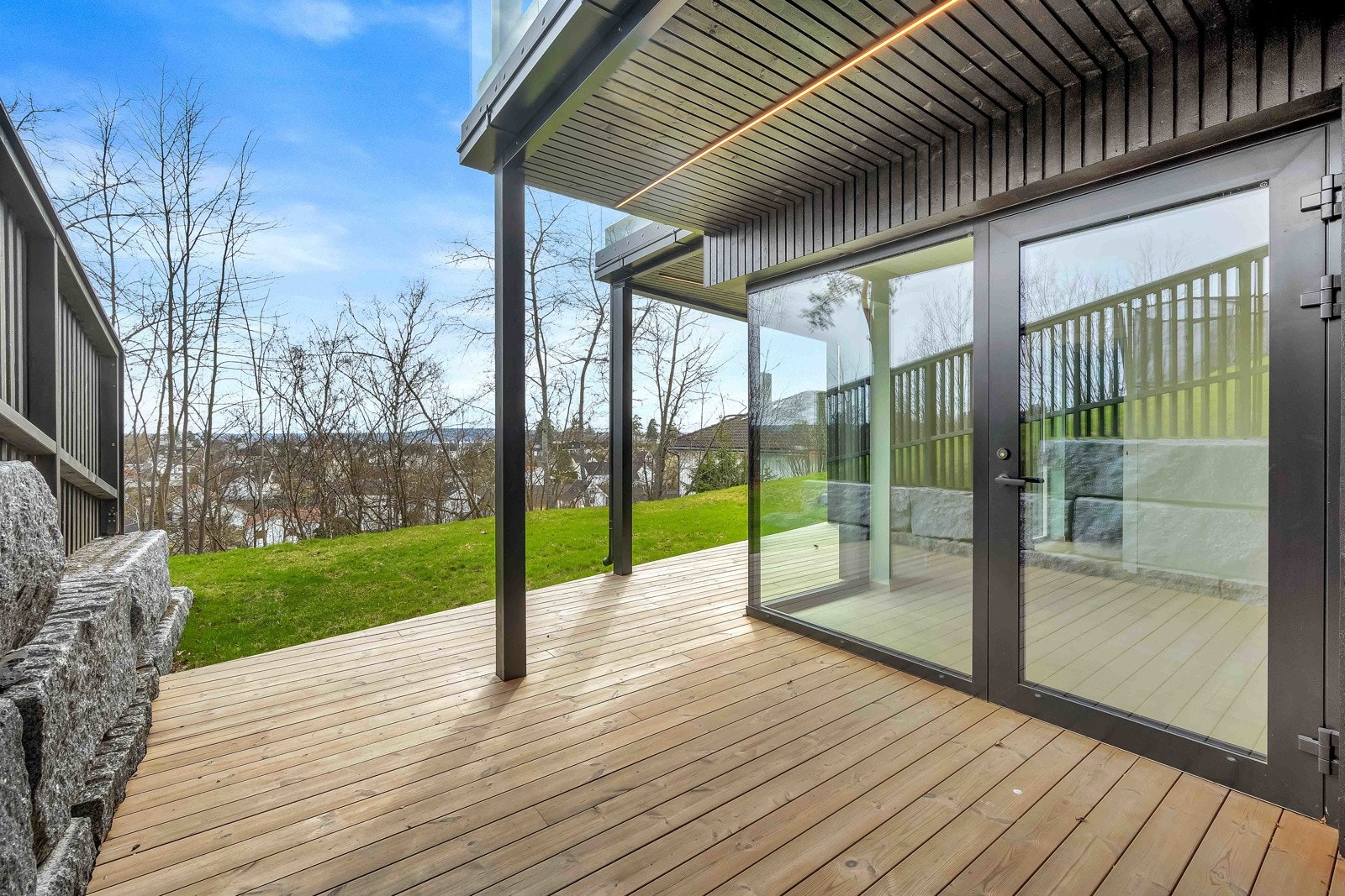 Uteplassen med utgang fra stuen - sekundærleilighet Galleribilde