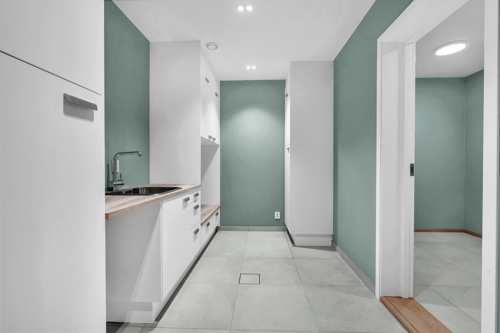 Meget praktisk innredet vaskerom Galleribilde