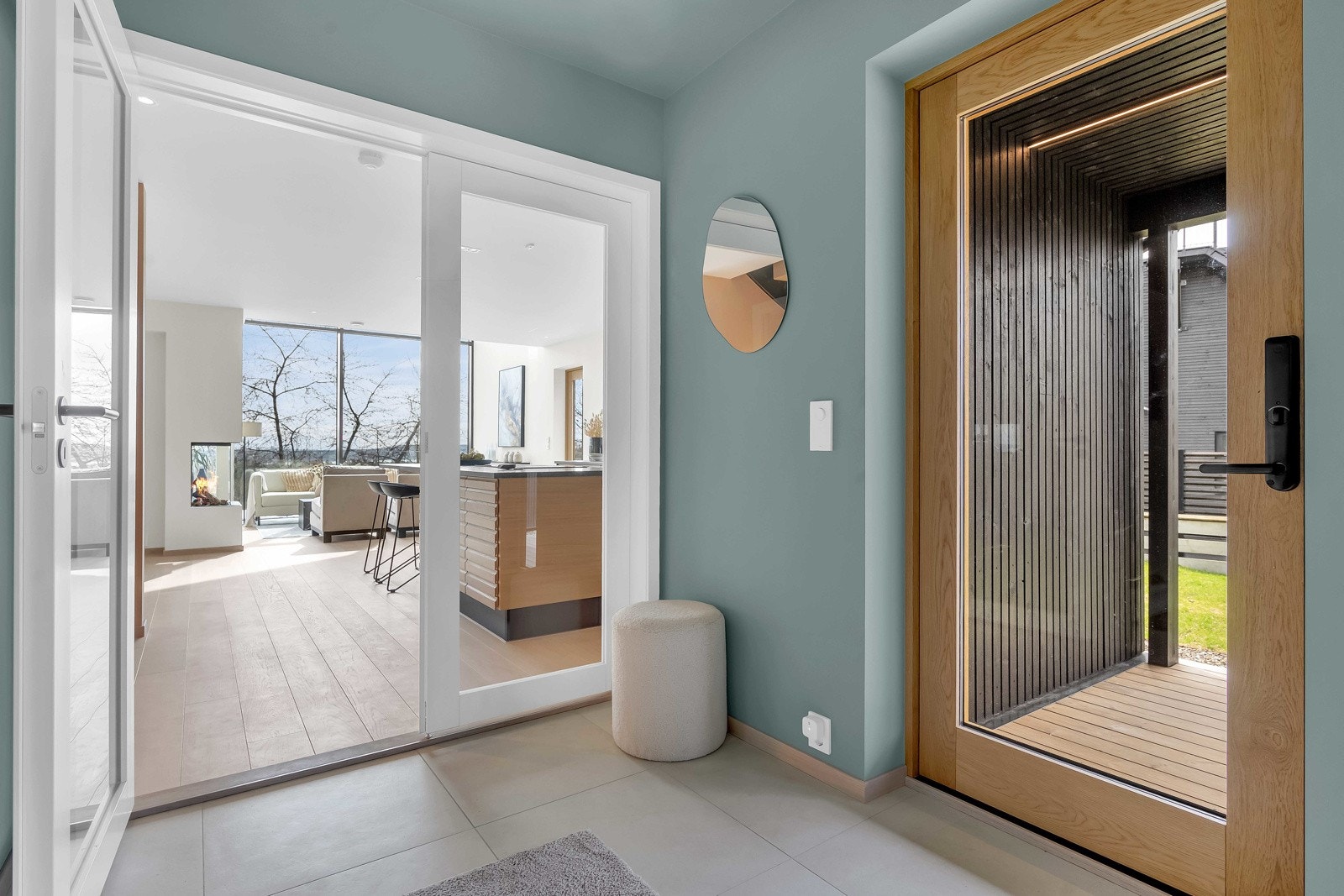 Stor garderobe med direkte adkomst fra entreèn Galleribilde