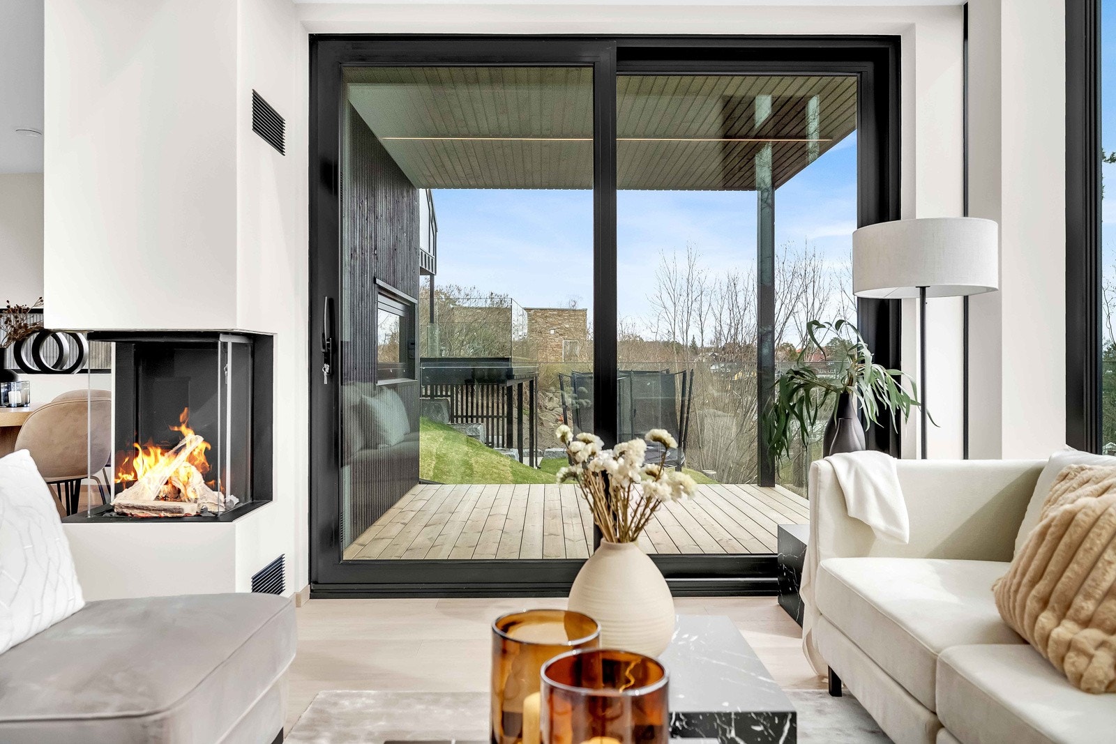 Utgang fra stuen til en delvis overbygget terrasse som strekker seg rundt store deler av eiendommen Galleribilde