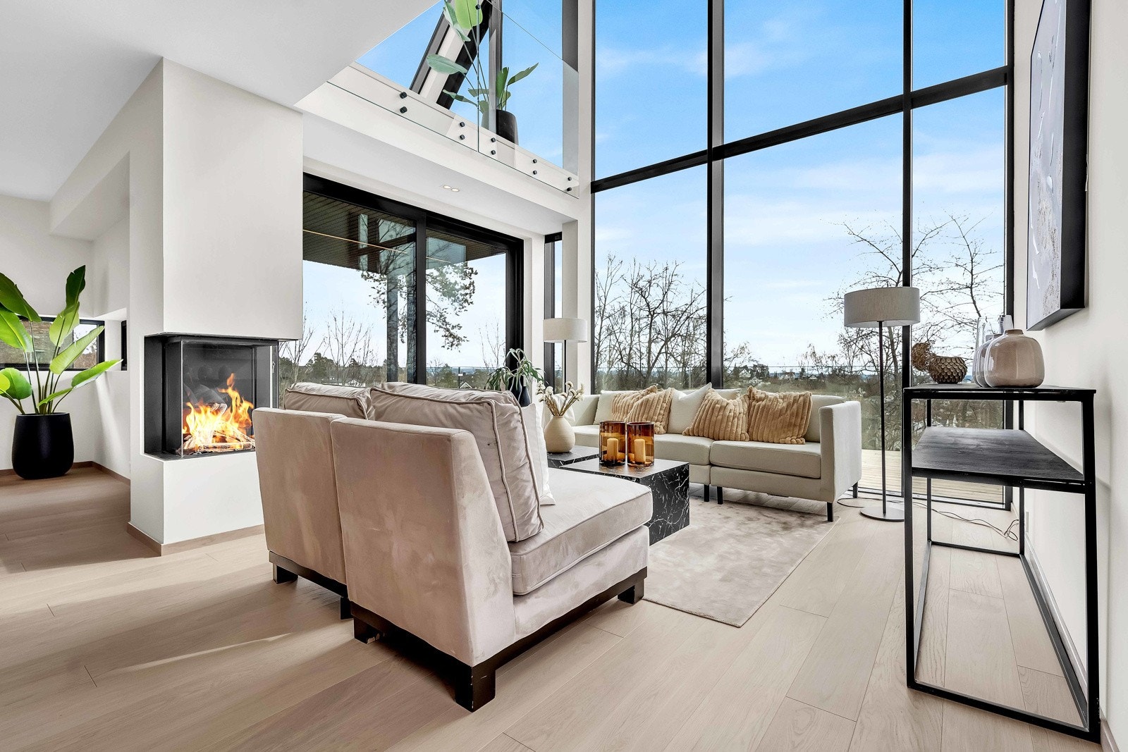 Boligen har en eksklusiv hel og unik glassfasade som innbyr til å nyte natur og utsikt fra alle etasjer, samtidig som boligen ligger usjenert til Galleribilde