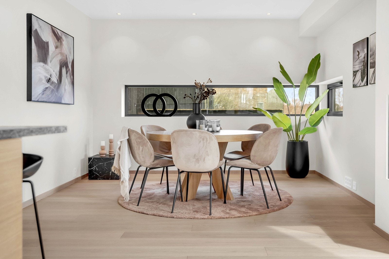 Spisestuen er optimalt plassert i tilknytning til kjøkkenet Galleribilde