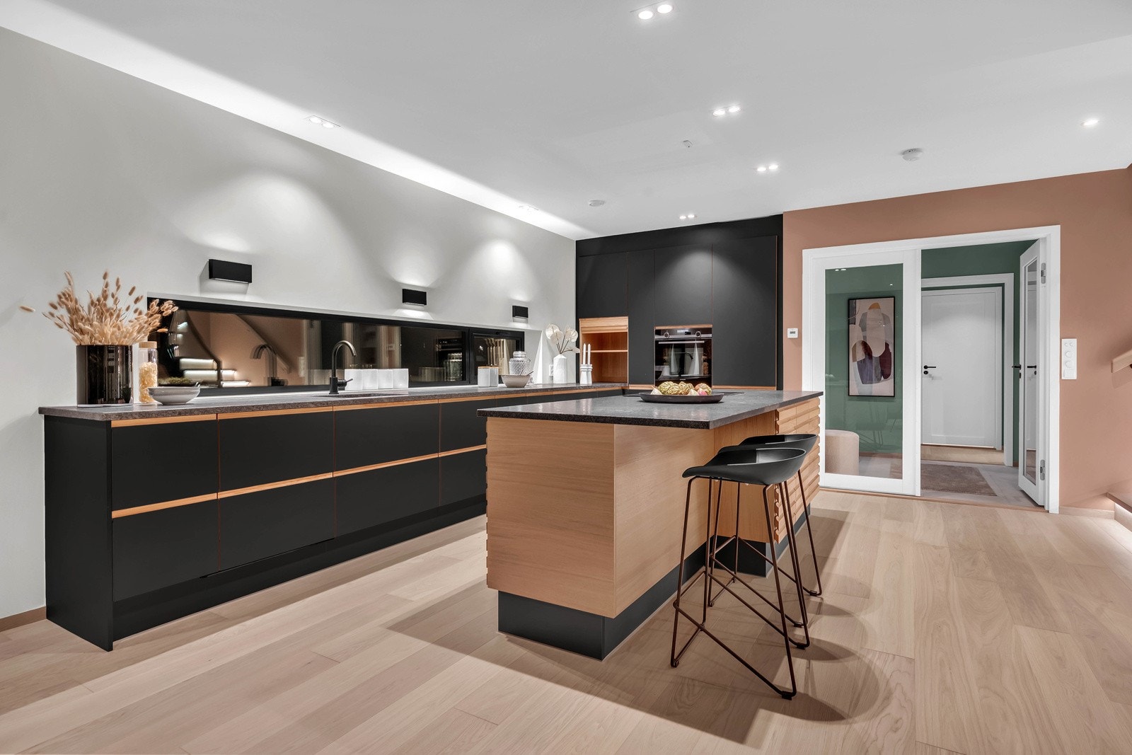 Det er downlights i himling og fine vindusflater Galleribilde