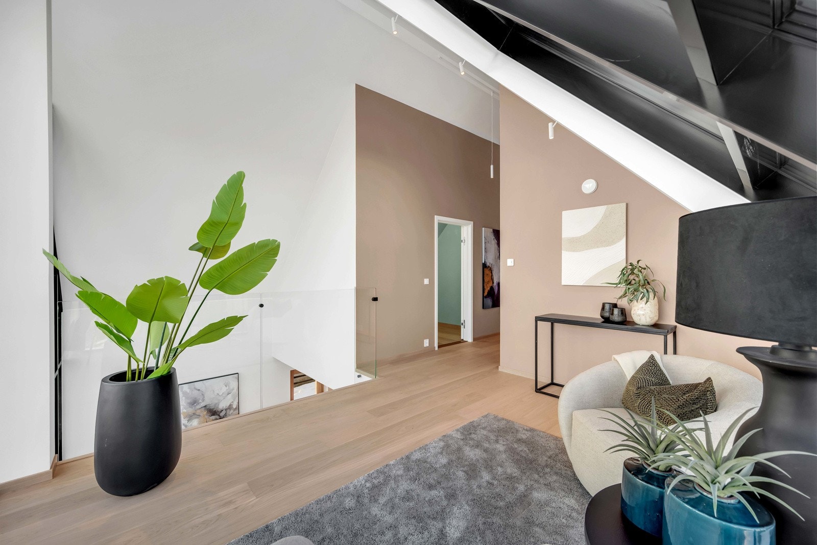 Høyt under taket i 2. etg. bidrar til luftig romopplevelse Galleribilde