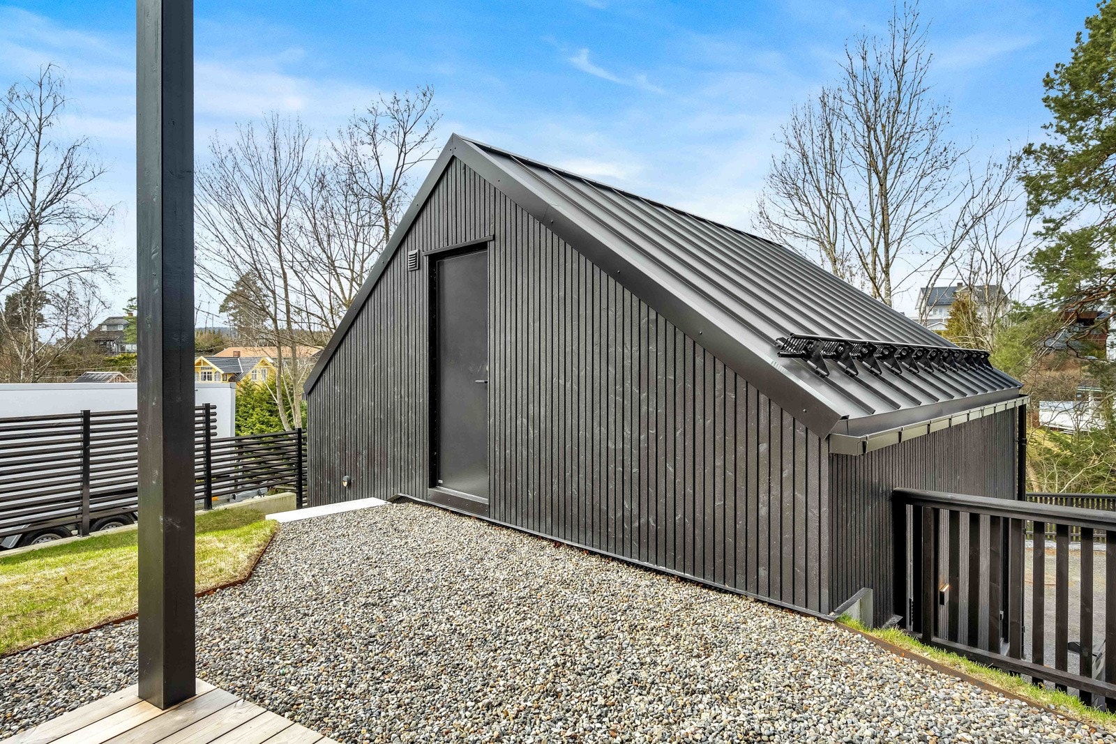 Stor dobbelgarasje med stort rom over Galleribilde