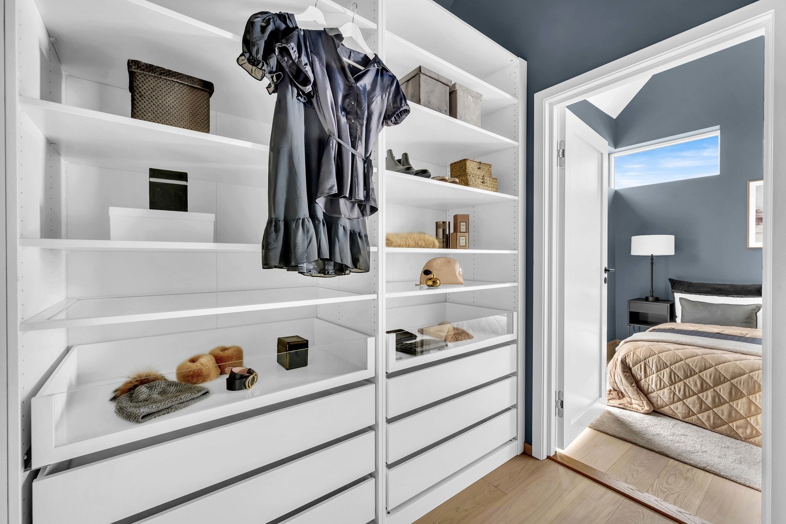 Walk-thru garderobe i tilknytning til hovedsoverommet Galleribilde