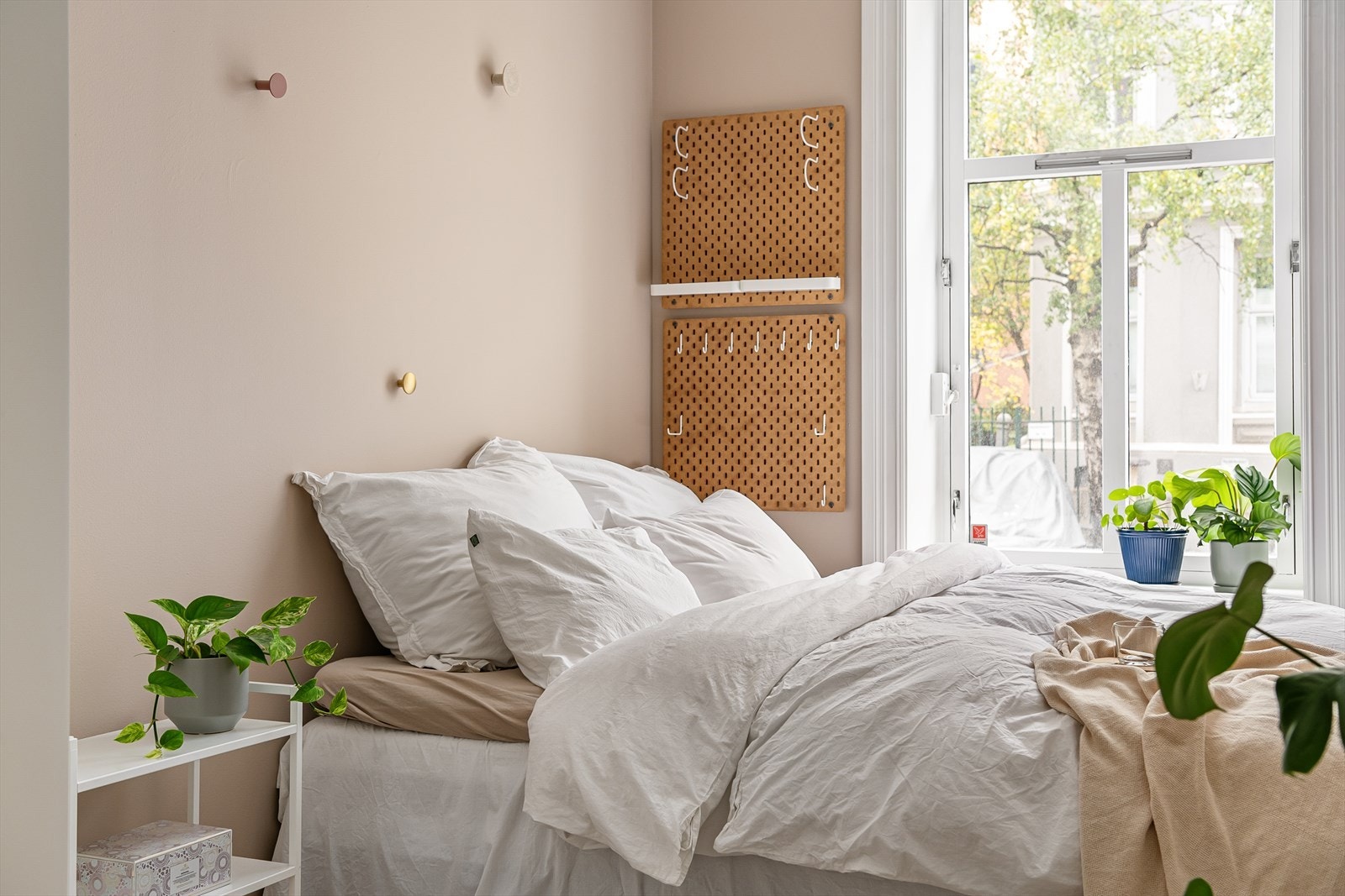 Sitat selger: "Leiligheten ligger i en rolig sidegate, som har gitt oss ro fra alt støy byen kan by på - men også vært tilgjengelig når vi trenger det". Galleribilde