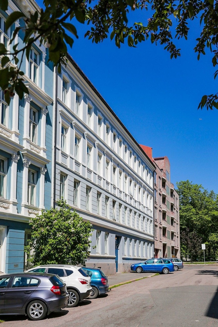 Vestfoldgata er en skjermet og rolig sidegate. Borettslaget disponerer flere parkeringsplasser utenfor bygget som kan leies av beboerene for kr. 300,- pr mnd. Plassene tildeles etter venteliste. Per dags dato er det flere ledige plasser. Galleribilde