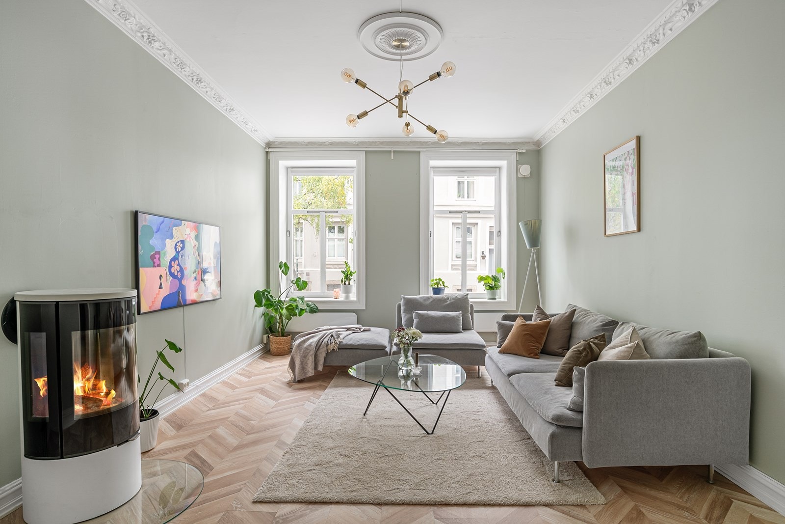 Sitat selger: "Vi har satt stor pris på at det er to forskjellige soner i leiligheten for sosialt samvær. Et kjøkken hvor vi kan ha store middagsselskaper med venner, og en stue for koselige kvelder i sofakroken med peisen fyrt." Galleribilde