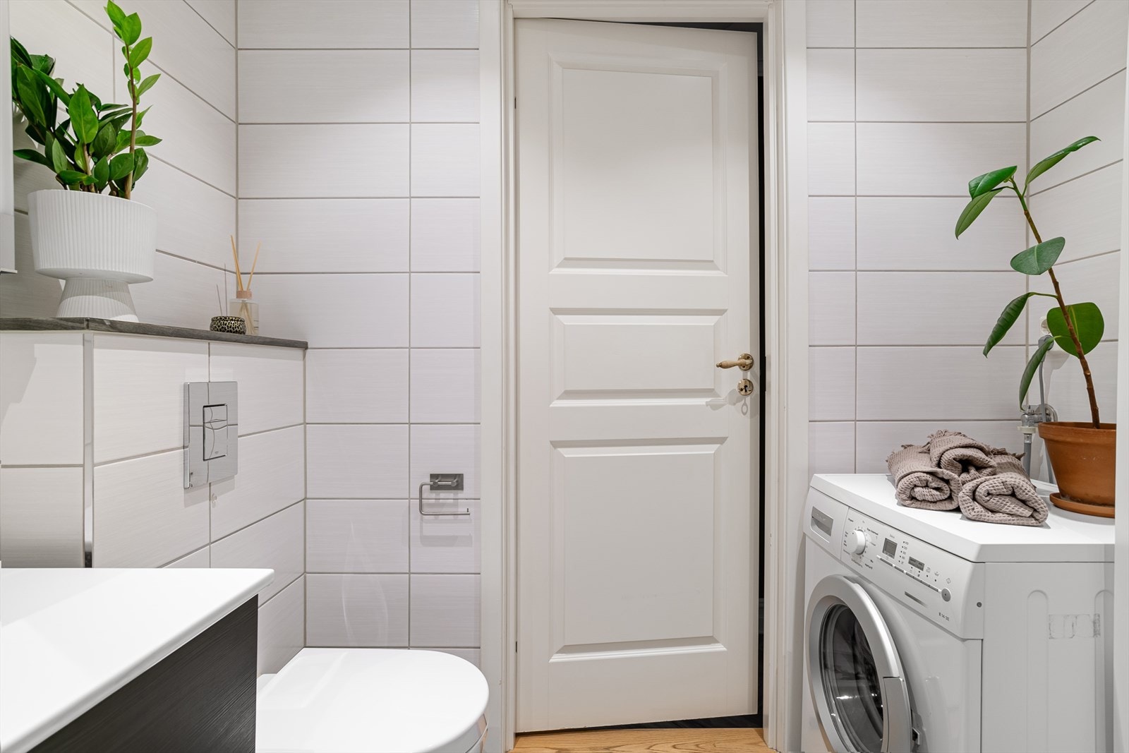 Det er opplegg og plass til både vaskemaskin og tørketrommel. Galleribilde