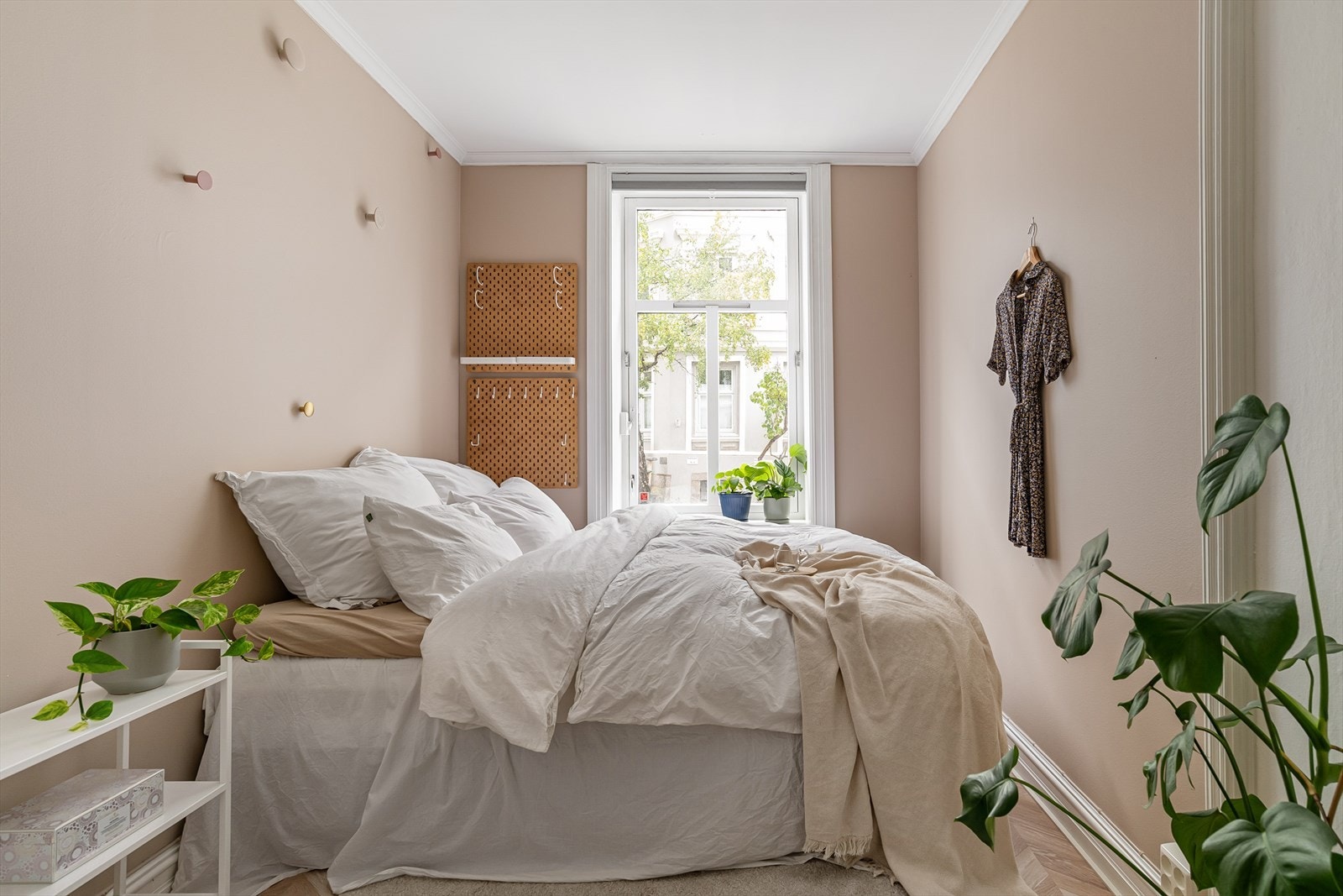 Leilighetens andre soverom er også av god størrelse, og har inngang fra stuen. Galleribilde