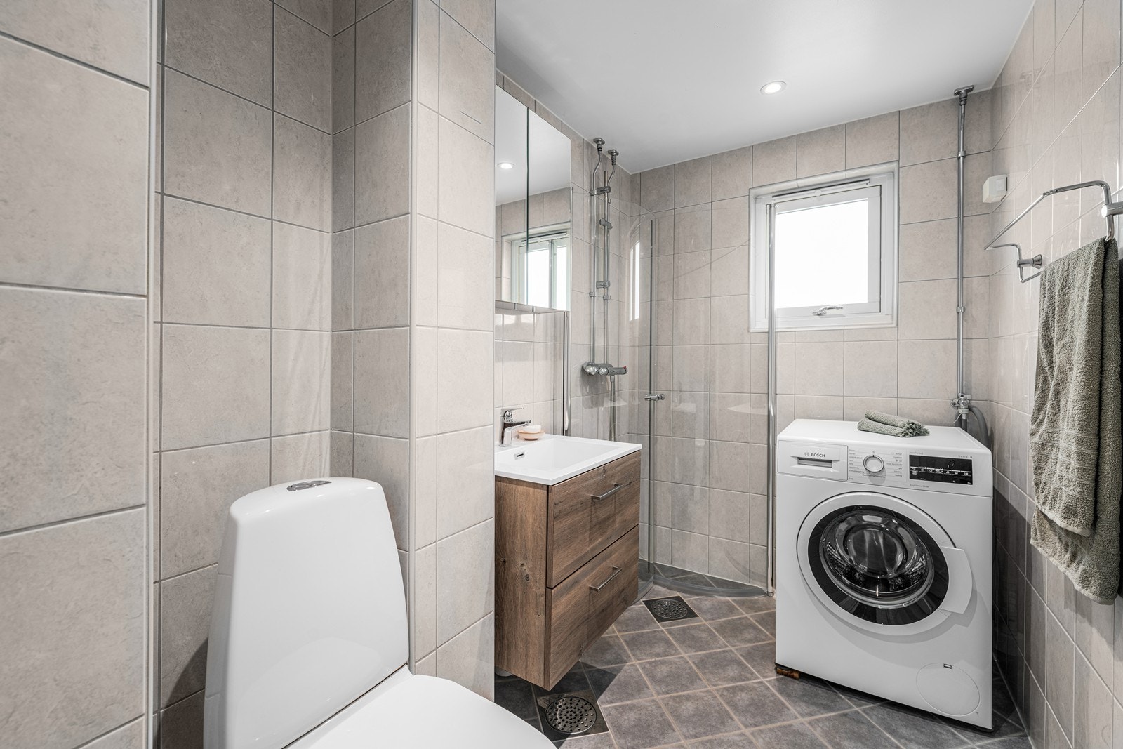 Badet har fliser på gulv og vegg, downlights i himling og elektrisk gulvvarme. Galleribilde