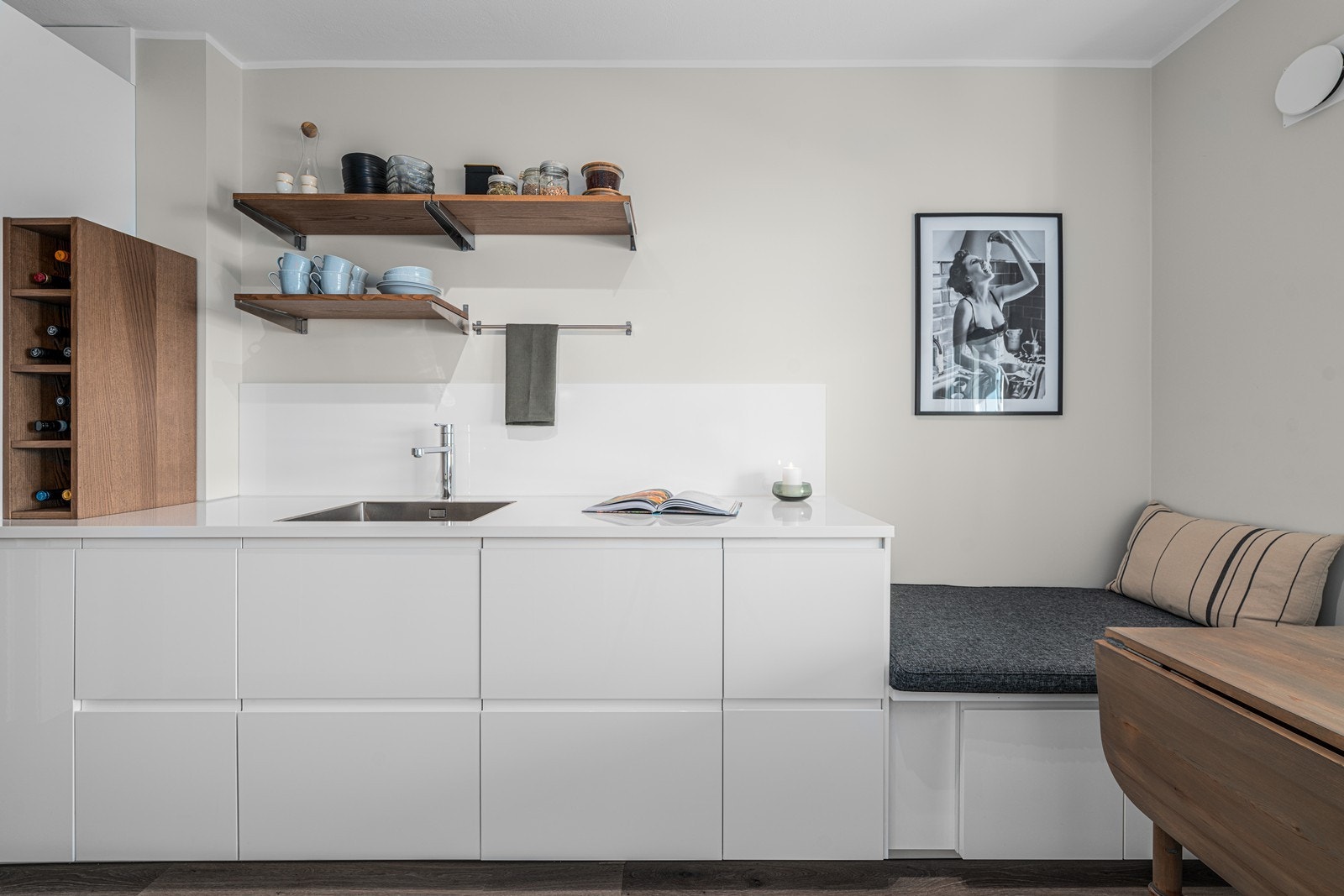 Her får du rikelig med skap- og benkeplass. Legg merke til den nydelige sittebenken ved vinduet. Galleribilde