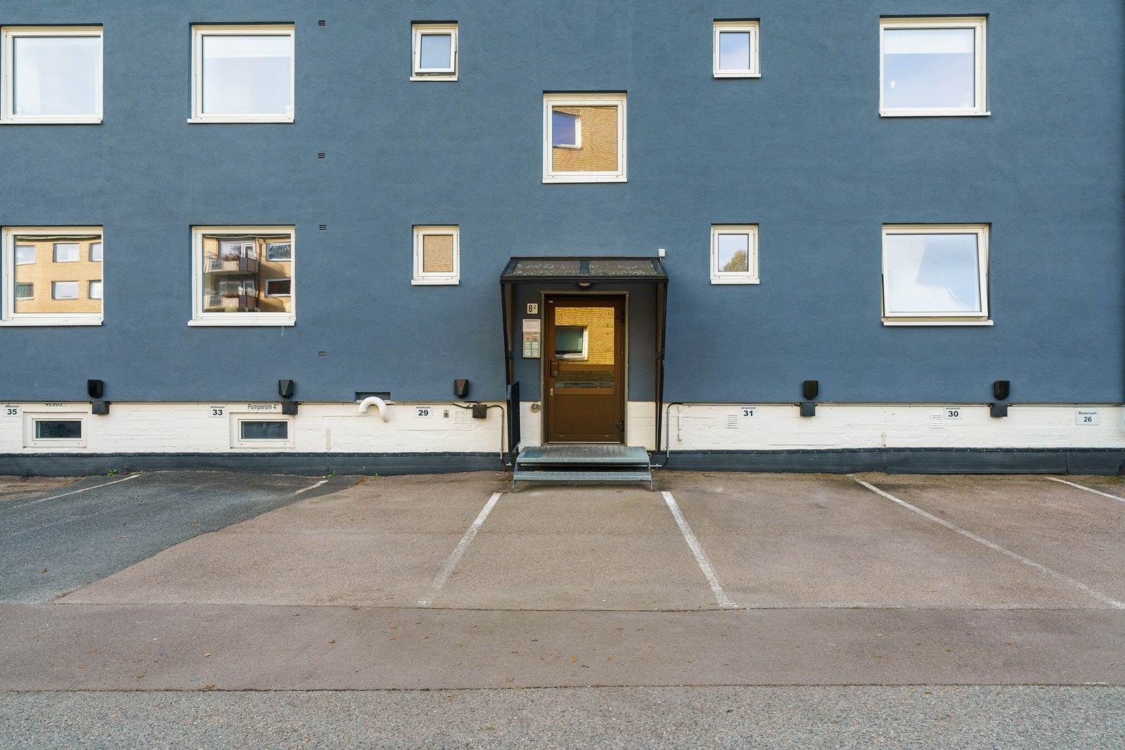 Utenfor blokka er det flere parkeingsplasser til fri benyttelse for beboere og gjester. Galleribilde