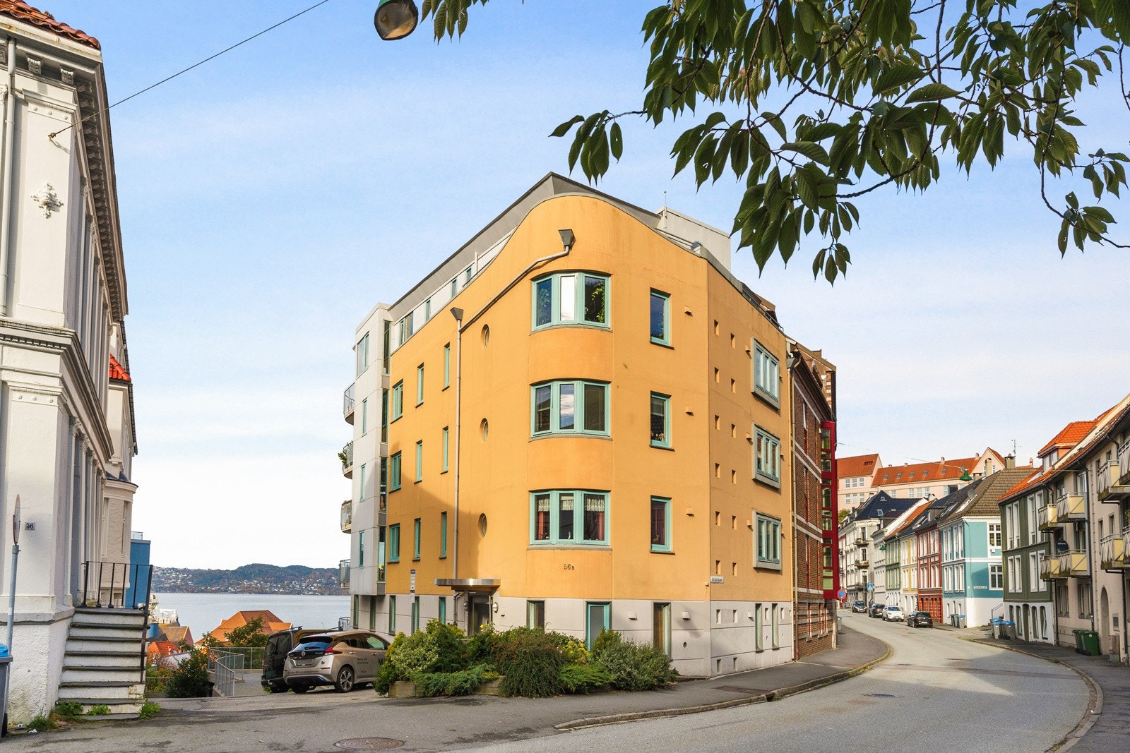 Leiligheten er del av et veldrevet sameiet som består av 12 leiligheter fordelt med to i hver etasje. Galleribilde