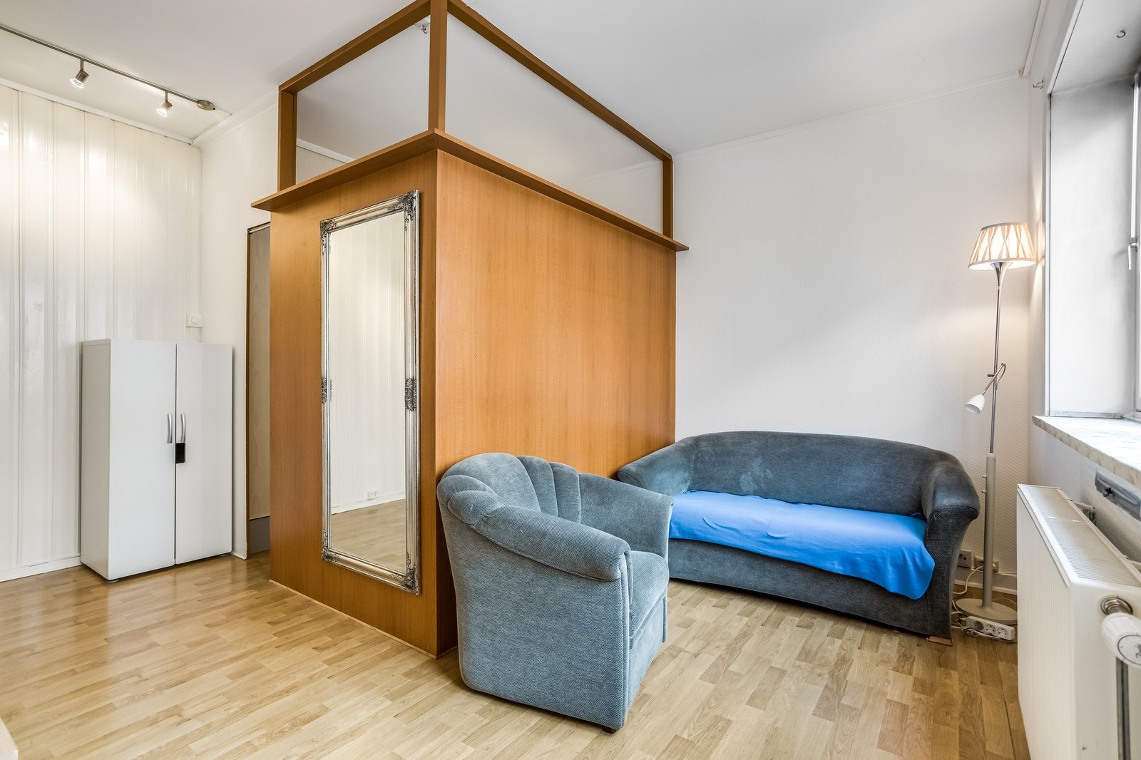 Stue med plass til sofa og øvring møblement. Her er det praktisk sovealkove. Galleribilde