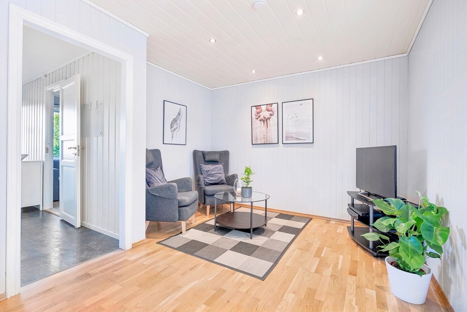 Videre får du en innbydende og hyggelig sofakrok, perfekt for avslapning og sosiale stunder. Galleribilde