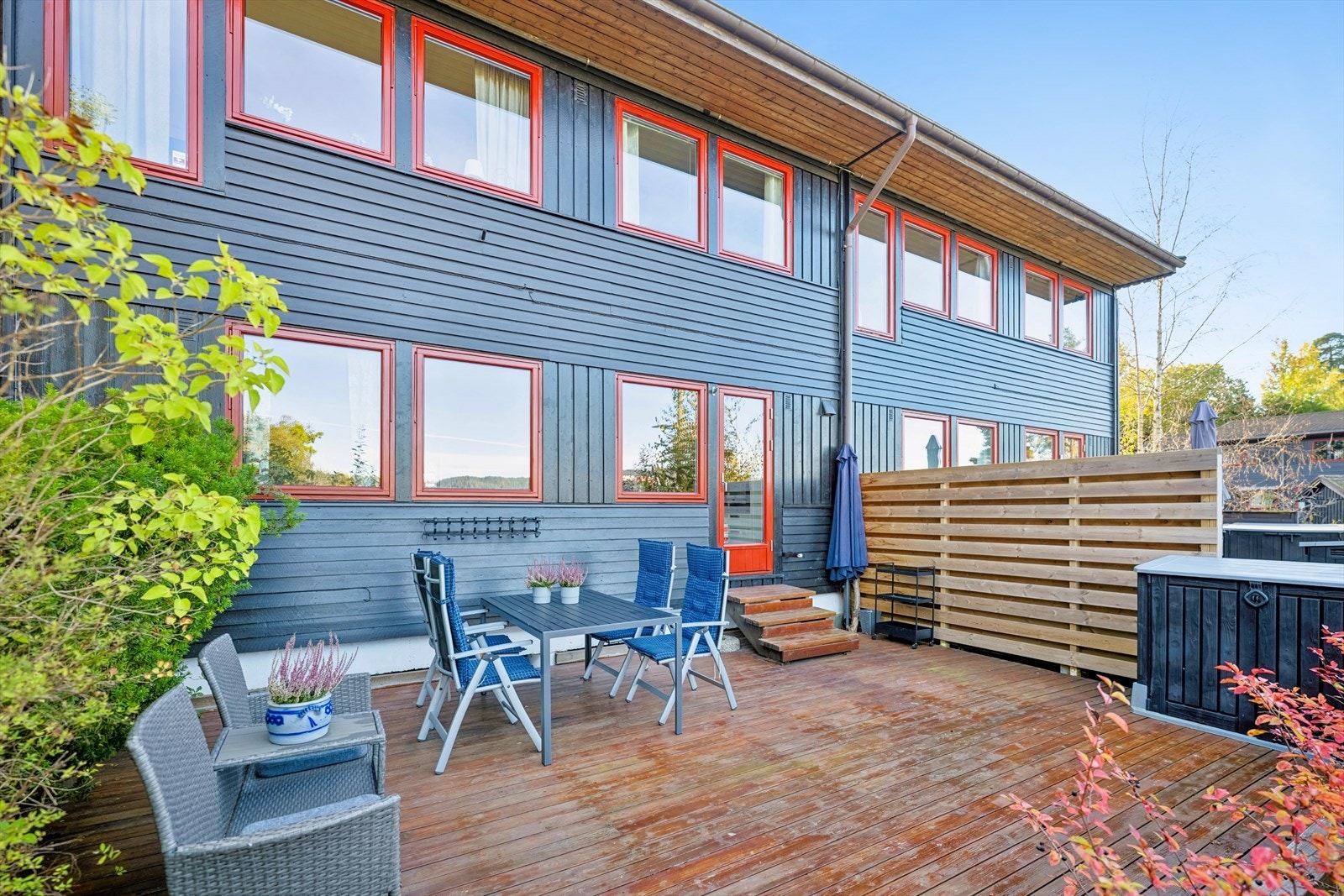 Fra kjøkkenet har du utgang til en romslig markterrasse på hele 30 kvm, som gir rikelig med plass til utemøbler og hyggelige sammenkomster Galleribilde
