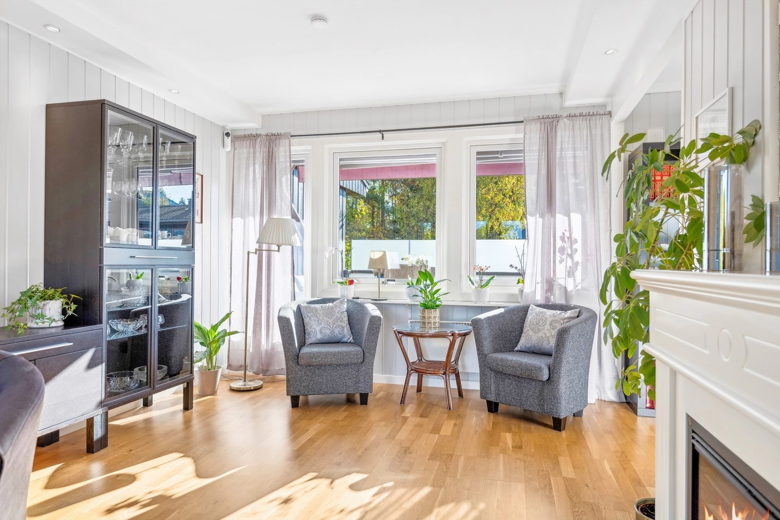 De to stilige stolene står som inviterende sitteplasser i den romslige stuen, som med sine store dimensjoner gir rikelig plass til møblering og personlig preg. Her kan man skape et koselig samlingspunkt for familie og venner. Galleribilde
