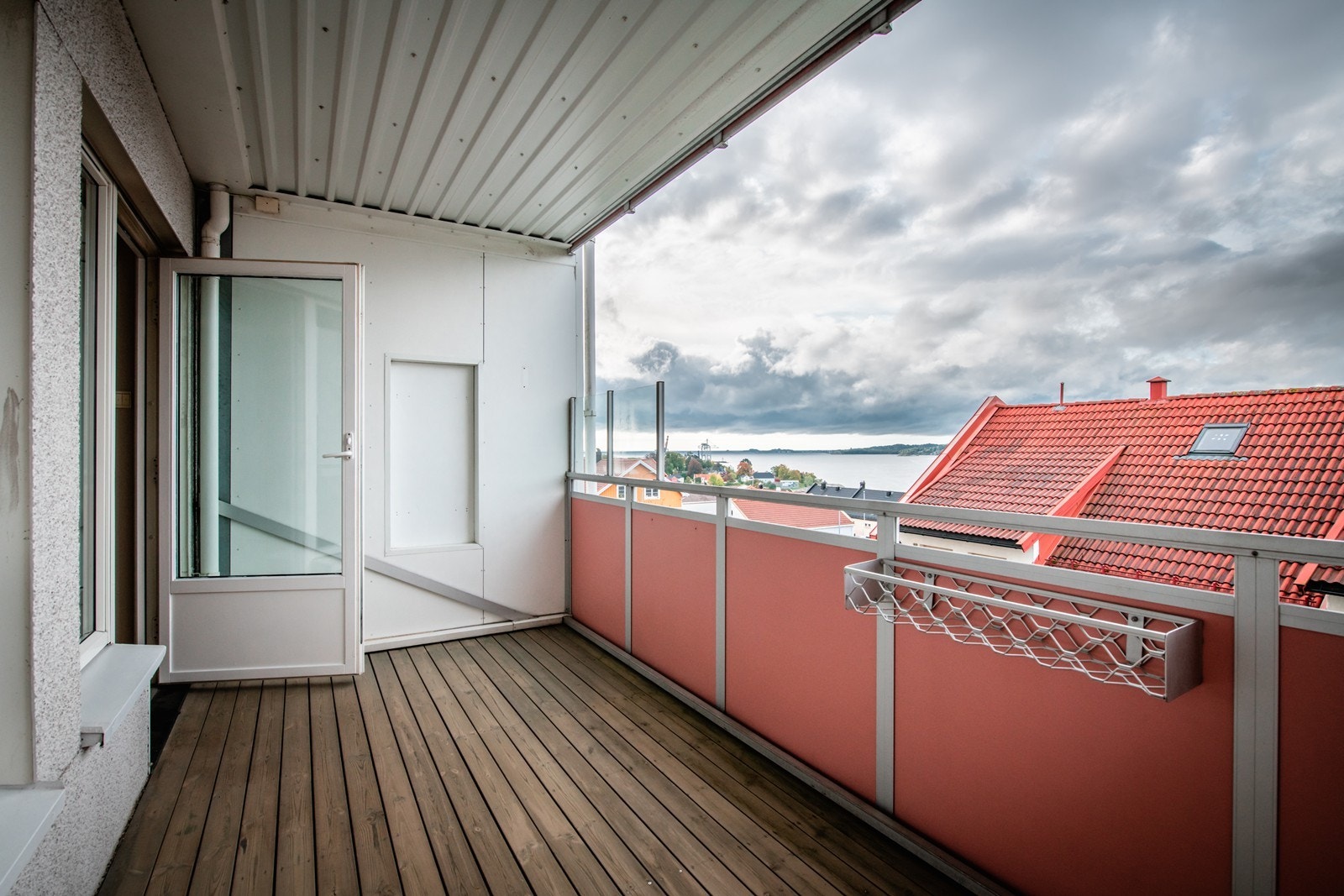 God størrelse på verandaen, med god plass til utemøblement. Her kan man nyte en god middag, eller bare slappe av med utsikt over Larviksfjorden. Galleribilde