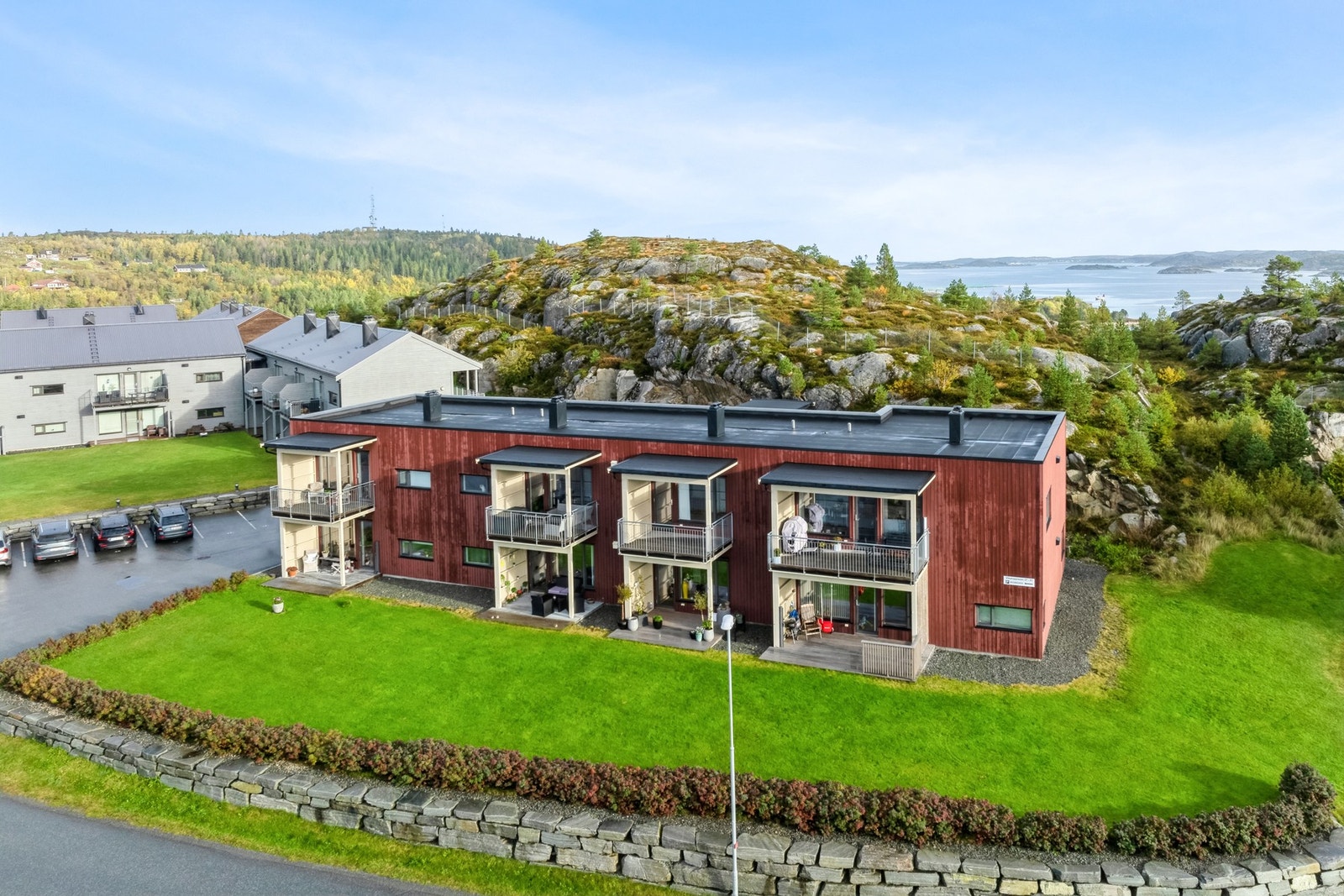 Fra leiligheten har man kort vei til flere flotte turområder, spisesteder, butikker m.m. Galleribilde