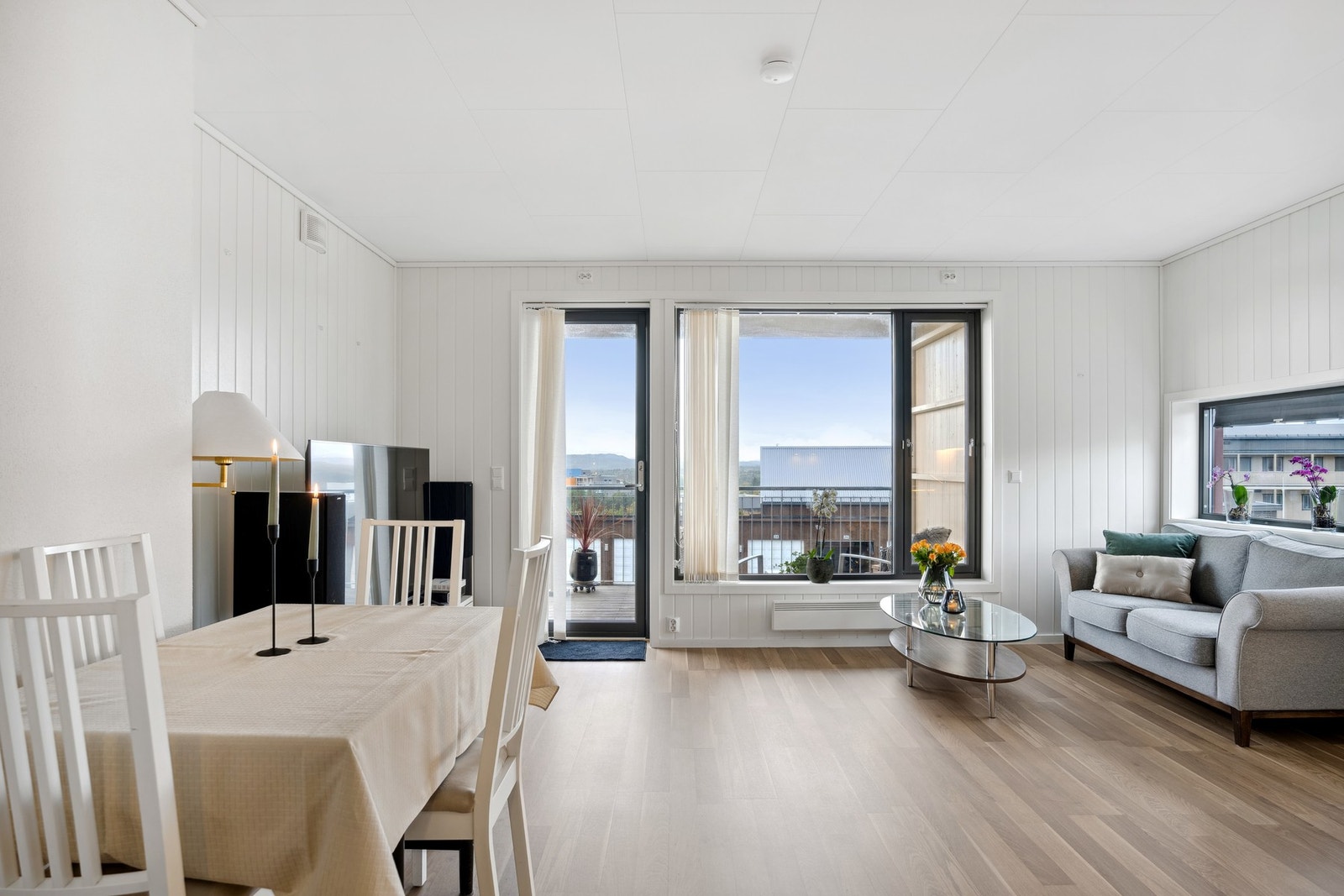 Stuen har plass til sofa, TV, spisebord m.m. Galleribilde