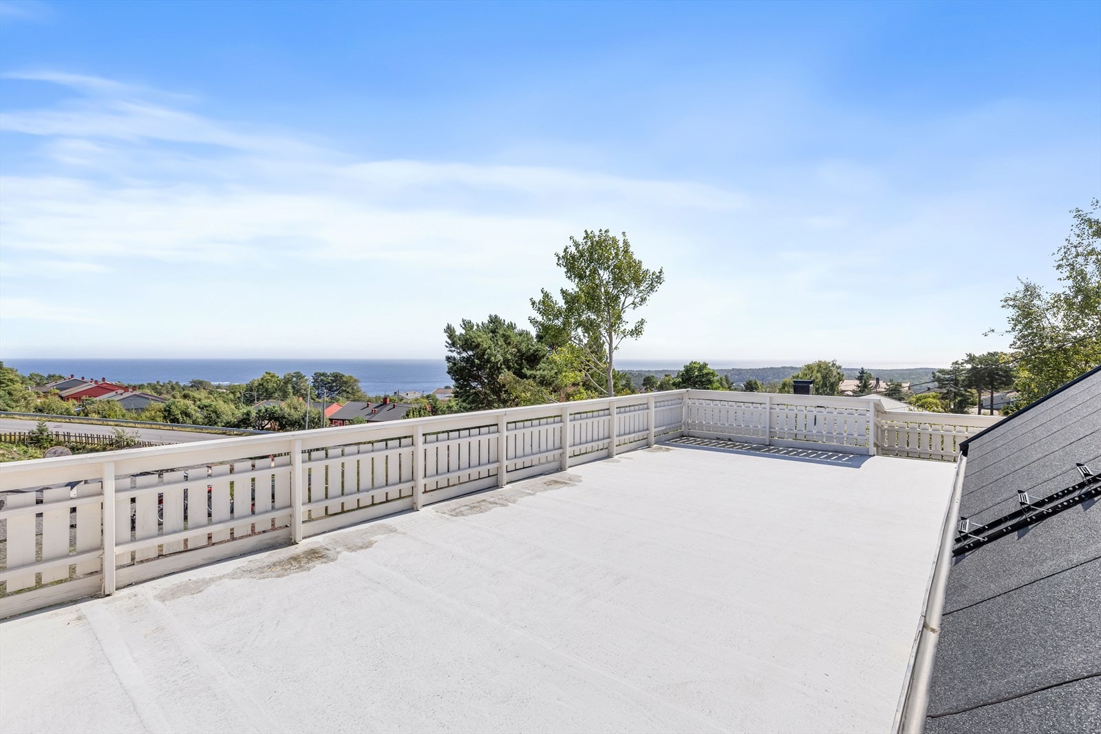 Romslig terrasse med utgang fra soverom i 2. etasje Galleribilde