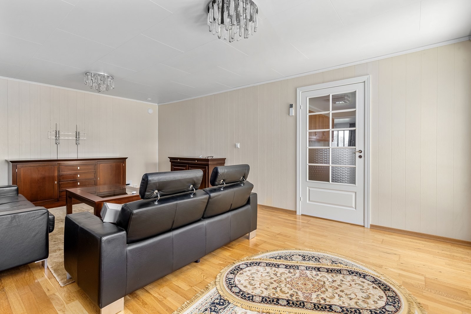 Stue med god plass til sofagruppe og spisebord Galleribilde