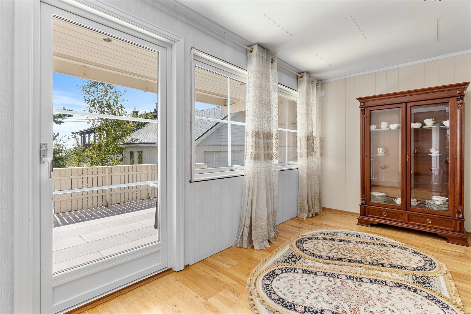 Lys og fin stue med store vindusflater som gir godt med naturlig lysinnslipp Galleribilde