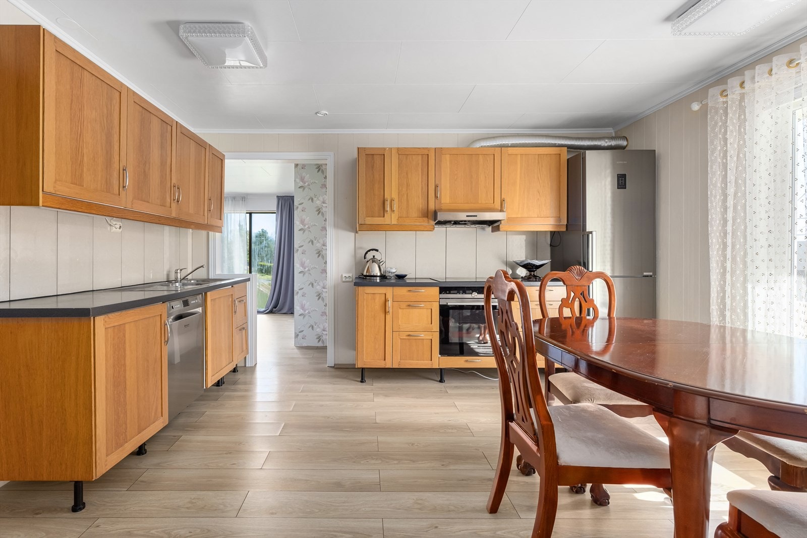 Kjøkken med plass til kjøkkenbord Galleribilde