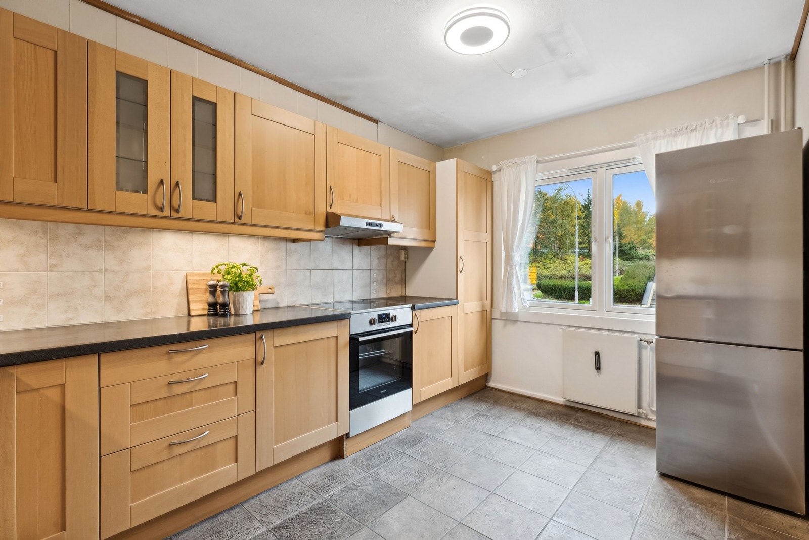 Fliser på gulvene og hvitevarer som medfølger ved salg Galleribilde