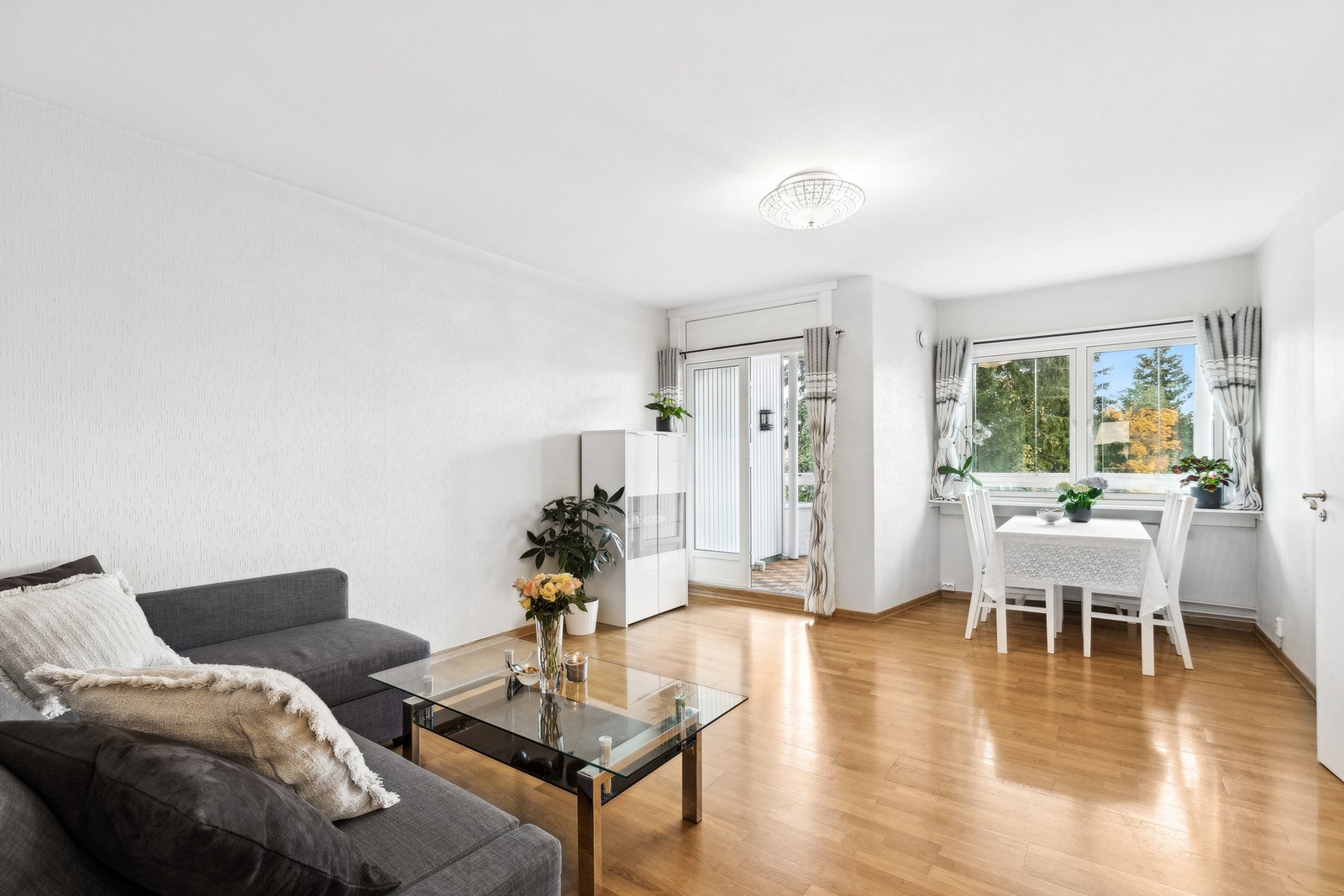 Leiligheten oppleves lys og romslig med store vindusflater mot syd Galleribilde