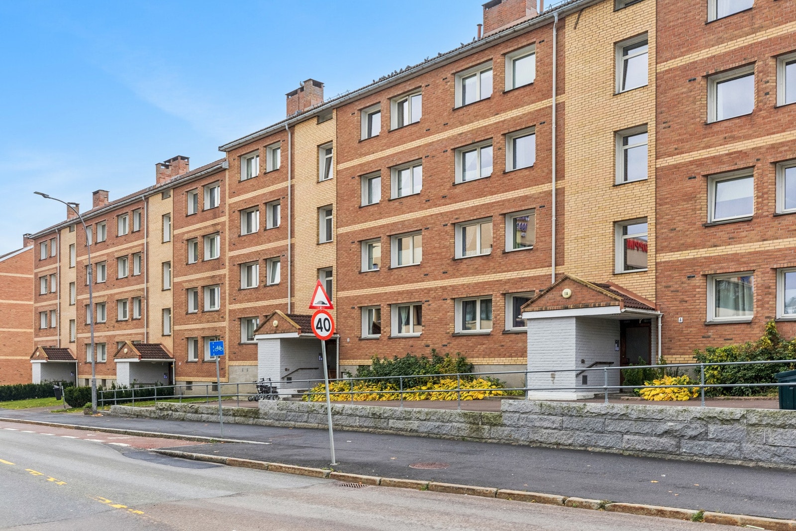 Fasade fremside - Boligen ligger bare et steinkast unna Kalbakken senter med bl.a Meny, apotek og treningssenter Galleribilde