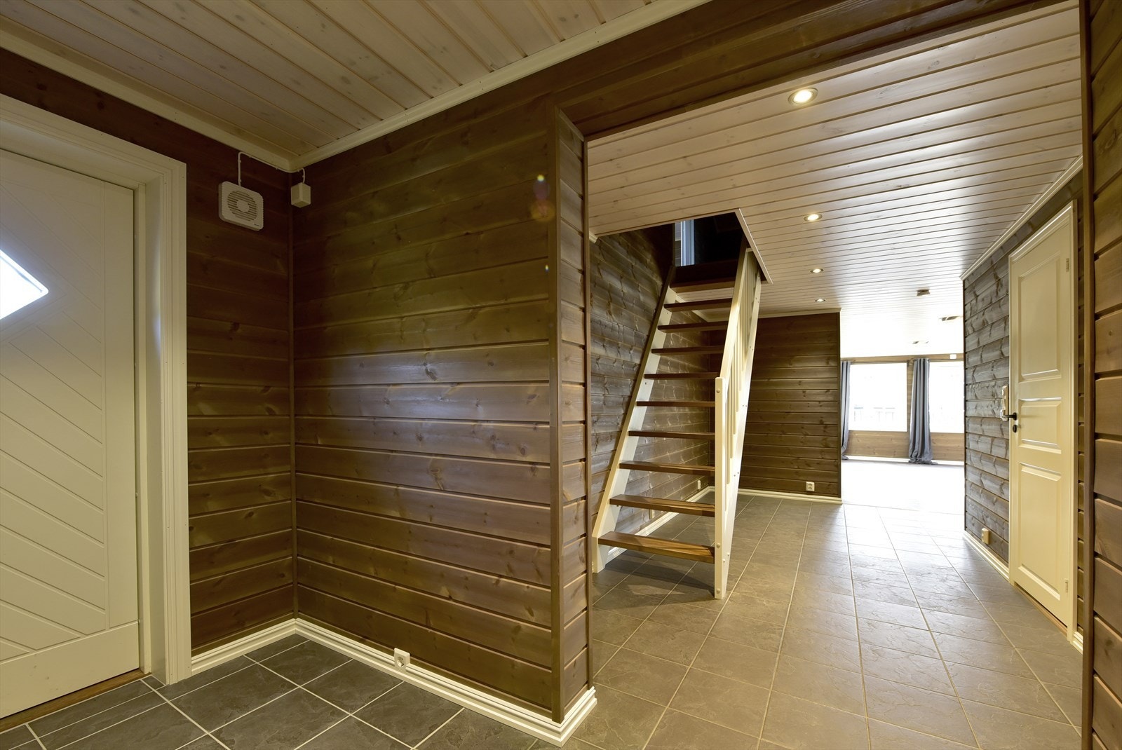 Gangen er felles mellom hoveddelen og gjesteleiligheten Galleribilde