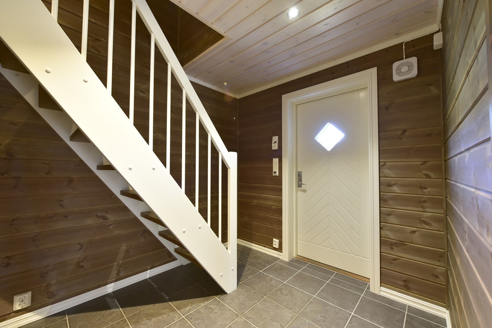 Velkommen inn - det er romslig flislagt entré i hytta Galleribilde