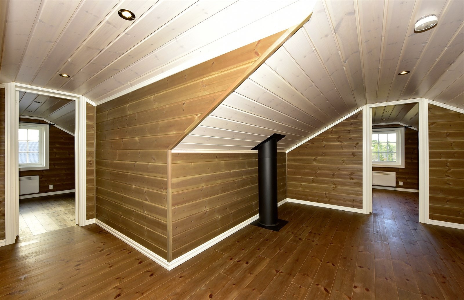 Hems, innredet med 5 rom hvor tre er brukt til soverom, ett til stue og ett til wc-rom Galleribilde