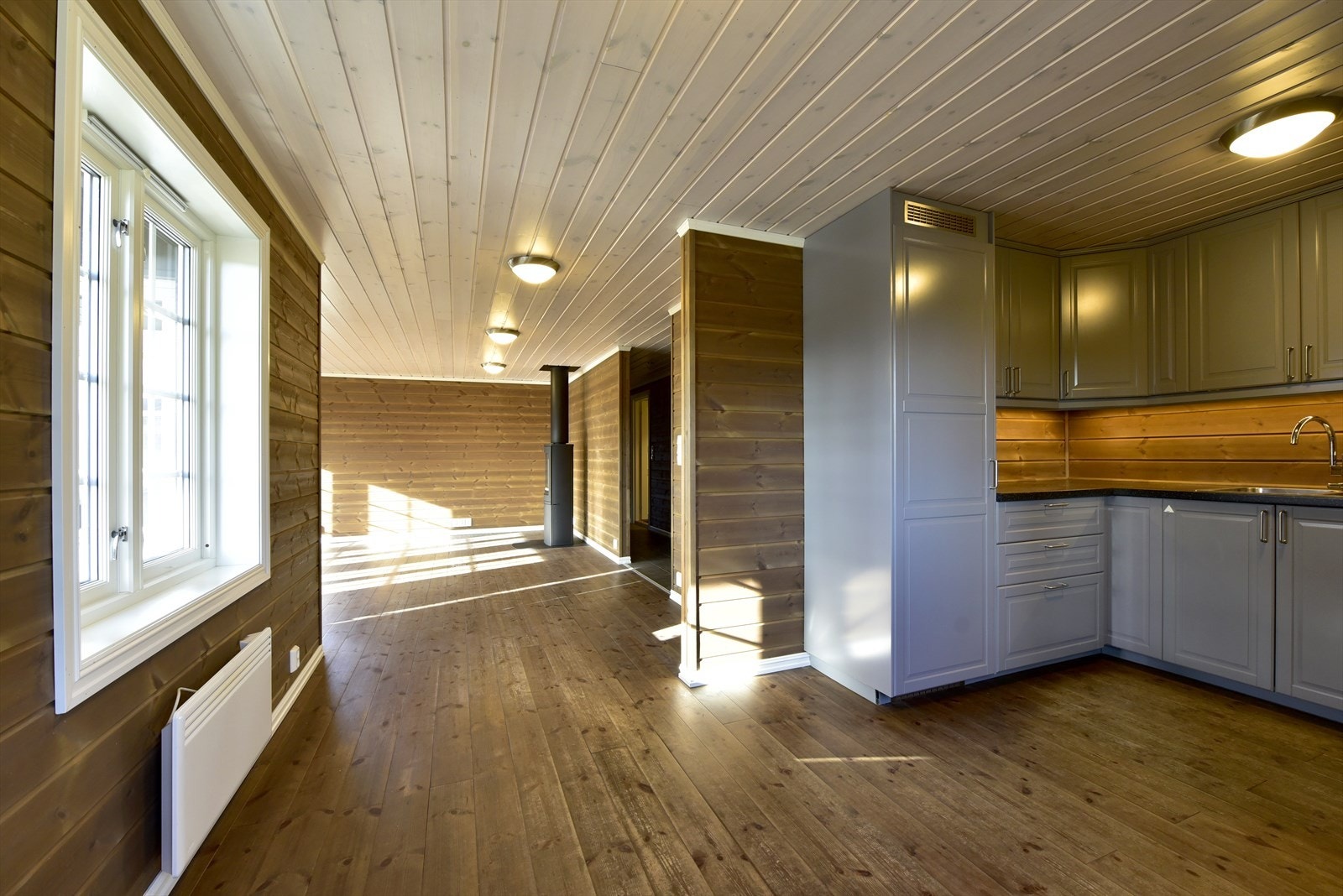 Kjøkken/stue i hoveddelen. Det er plass til spisebord utenfor innredningen Galleribilde