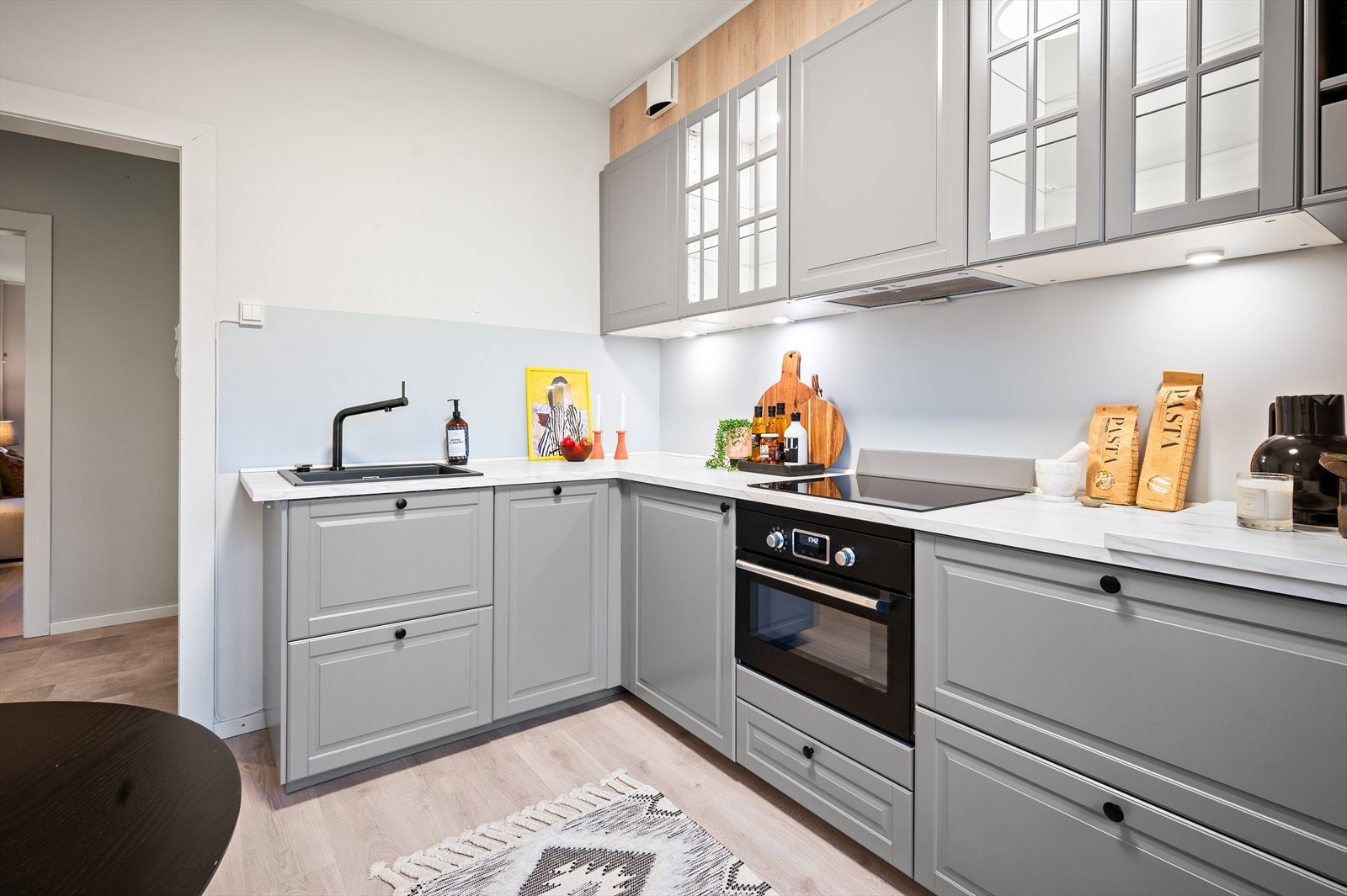 Stilrent og helt nytt kjøkken fra 2024 med integrerte hvitevarer. Kjøkkeninnredning med profilerte fronter. Enkelte glassfronter og belysning i overskap. Galleribilde