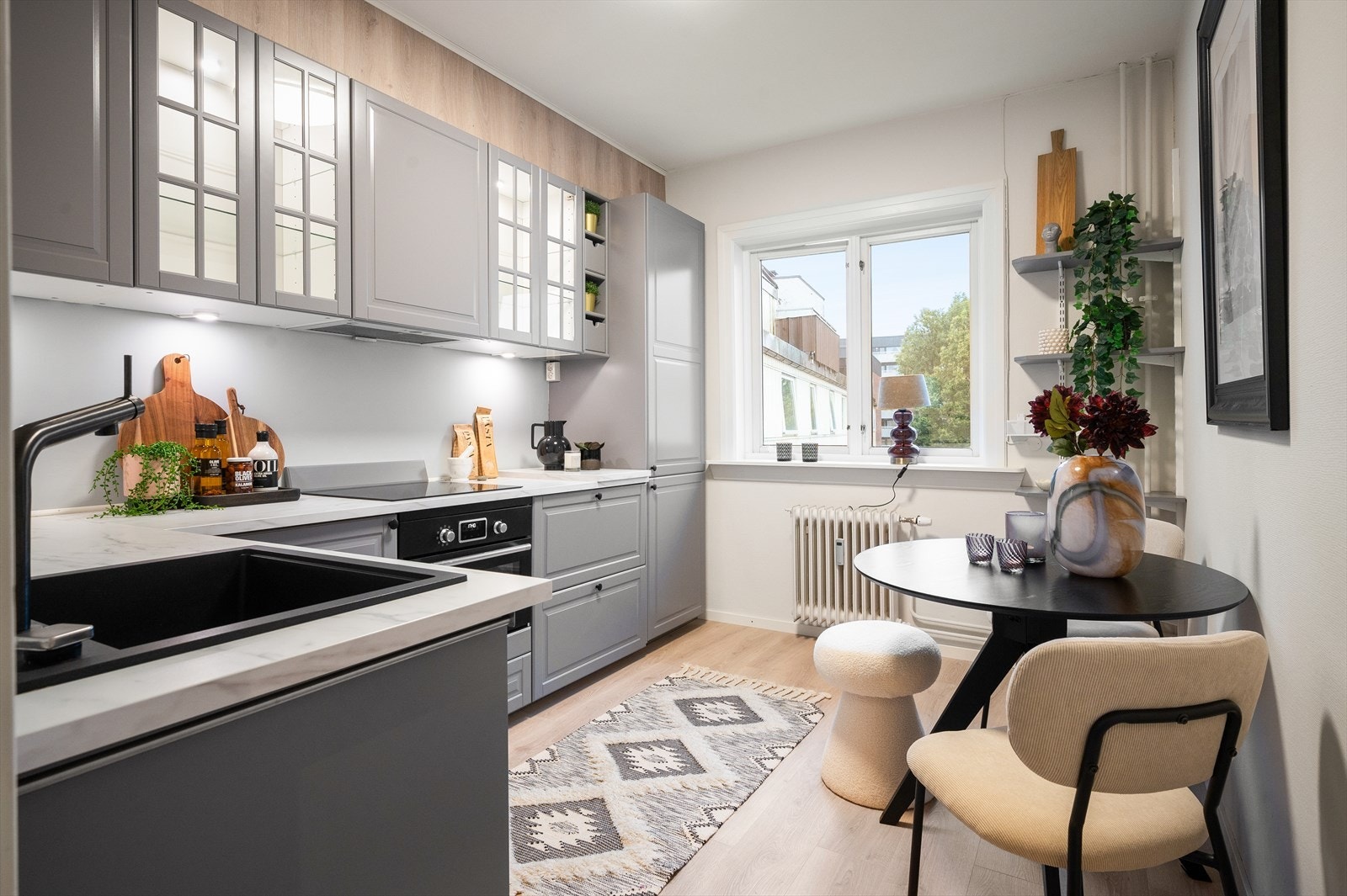 Kjøkkeninnredningen holder god standard, og har rikelig med benkeplass. Her kan man kose seg under matlagingen, perfekt for hobbykokken. Galleribilde