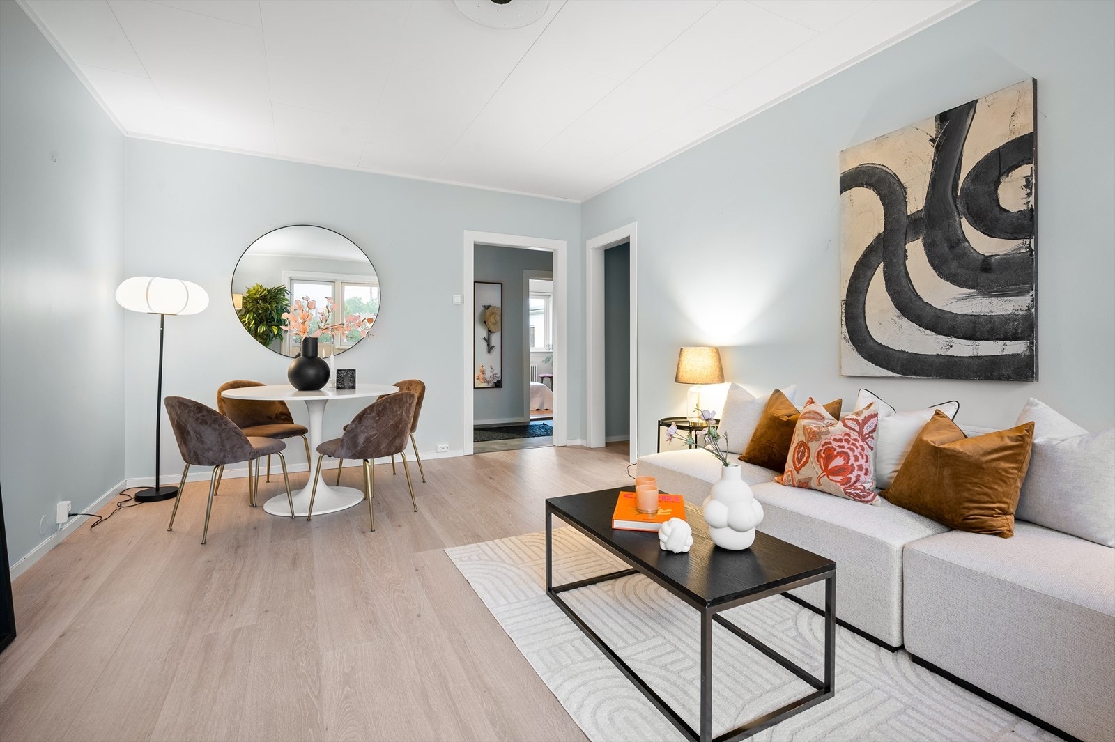 Romslig stue og god takhøyde på 2,55 m målt i stue. Galleribilde