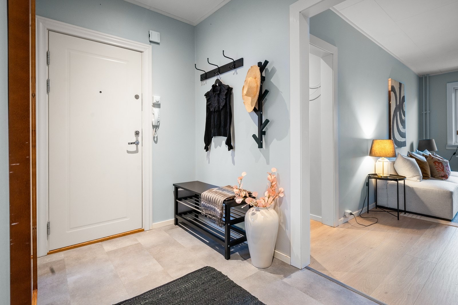 Velkommen inn! Lys entré med god plass til å henge fra seg ytterklær. Galleribilde