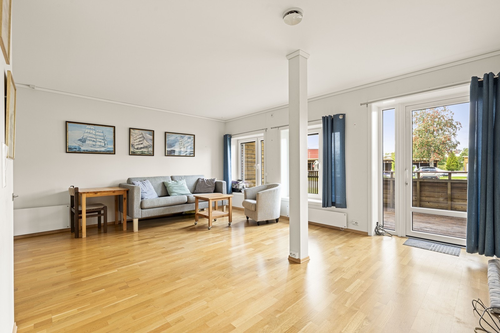 Store vindusflater gir rommet rikelig med naturlig lys Galleribilde