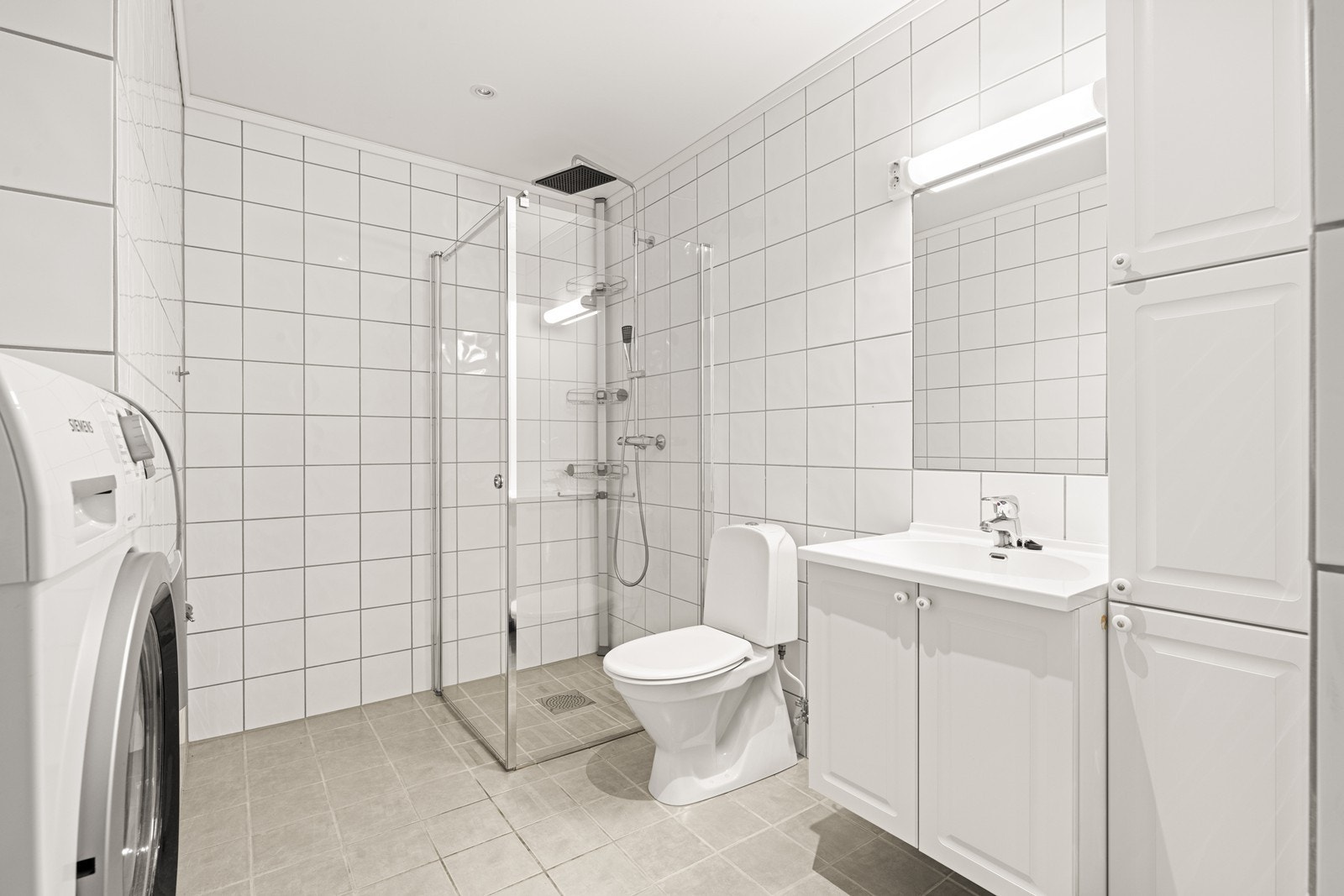 Opplegg for vaskemaskin på badet Galleribilde