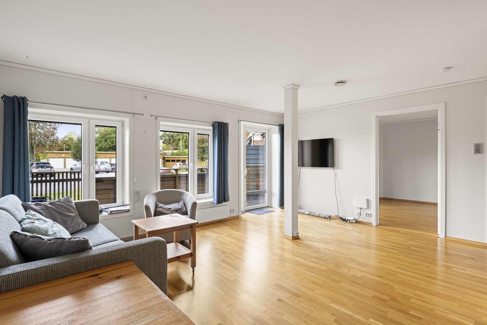 Store vindusflater gir rommet rikelig med naturlig lys Galleribilde