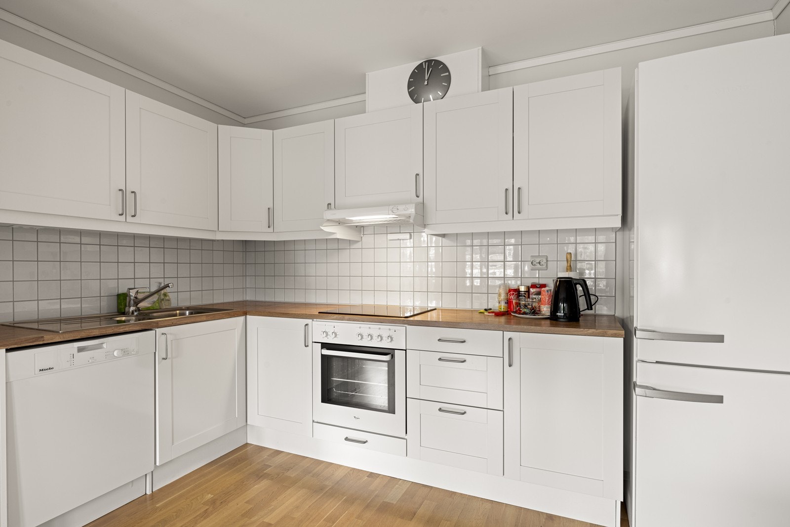 Godt med skap- og benkplass på kjøkkenet Galleribilde