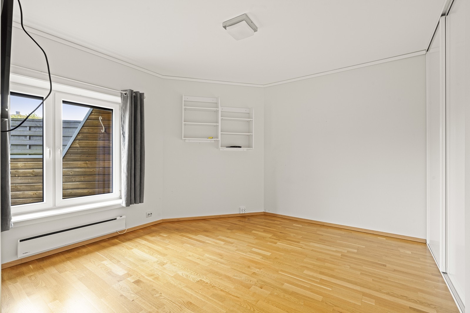 Soverom med skyvedørsgarderobe Galleribilde