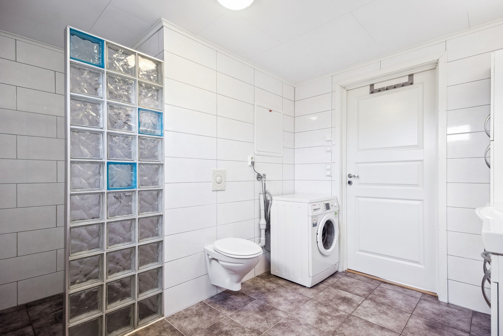 Baderommet har vegghengt toalett og servantinnredning. Galleribilde