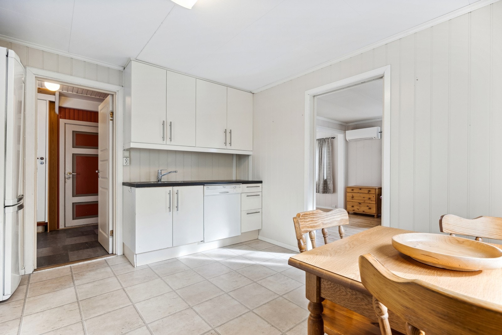 Kjøkkenet er godt utbygget med skap, skuff og benkeplass Galleribilde