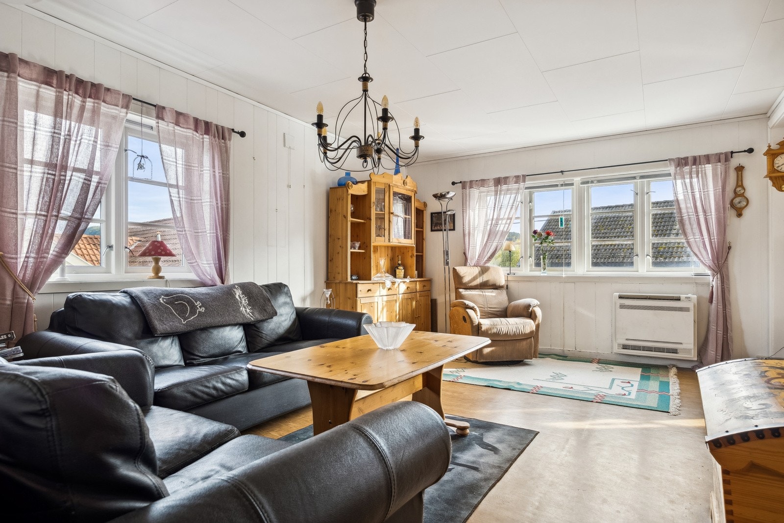 Boligen benytter elektrisitet, varmepumpe og vedfyring som oppvarmingskilde. Galleribilde