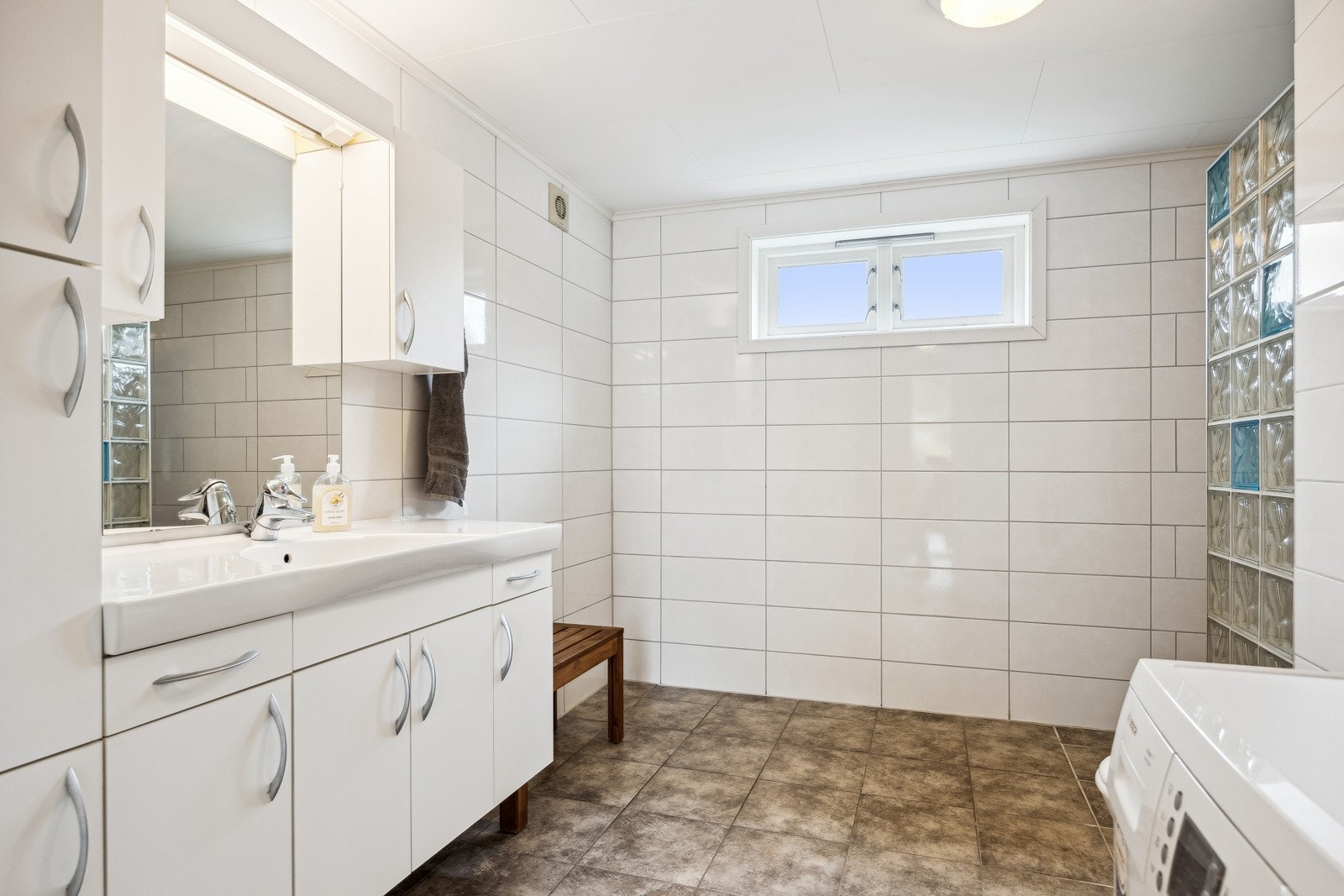 Baderom fra 2009 med flislagt gulv med varme. Galleribilde